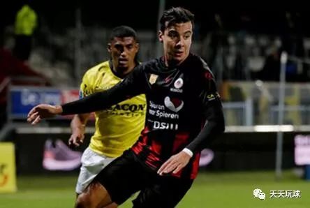 中的表现持 中的表现持